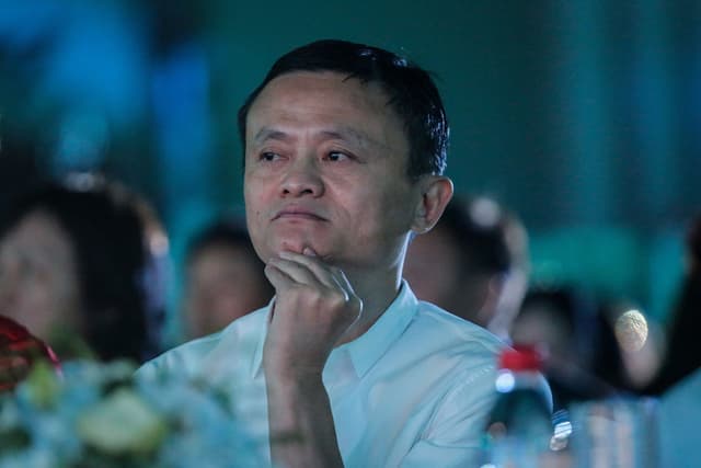 Il venerdì nero di Alibaba. Crolla in Borsa (-10%) e il fondatore Jack Ma vende azioni per 870 milioni di dollari