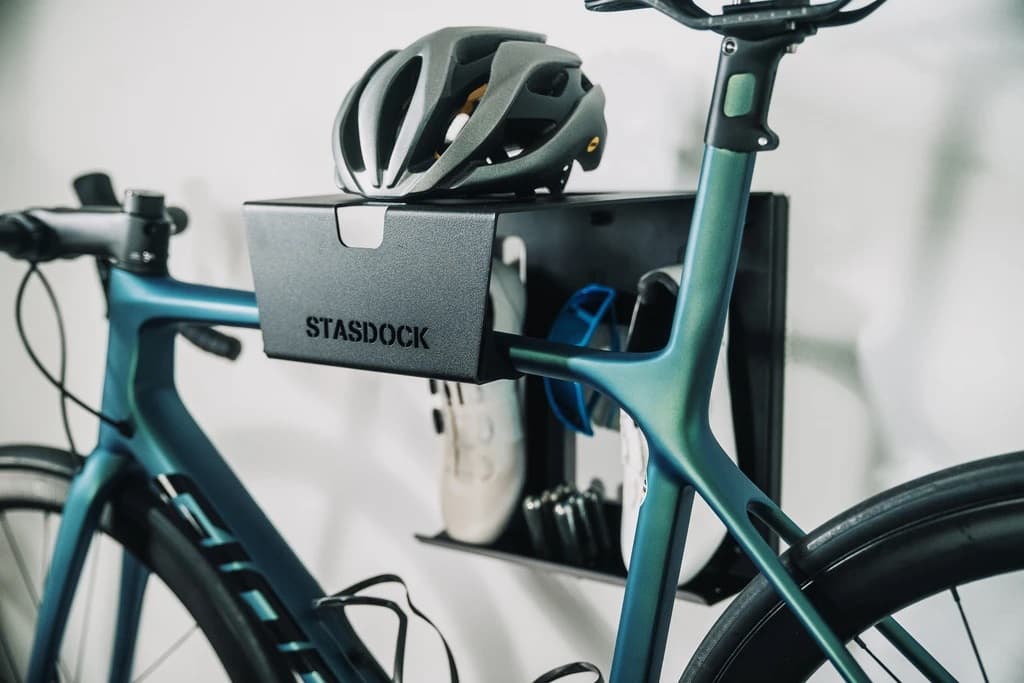 Il gancio da salotto per appendere la bici in casa come un quadro