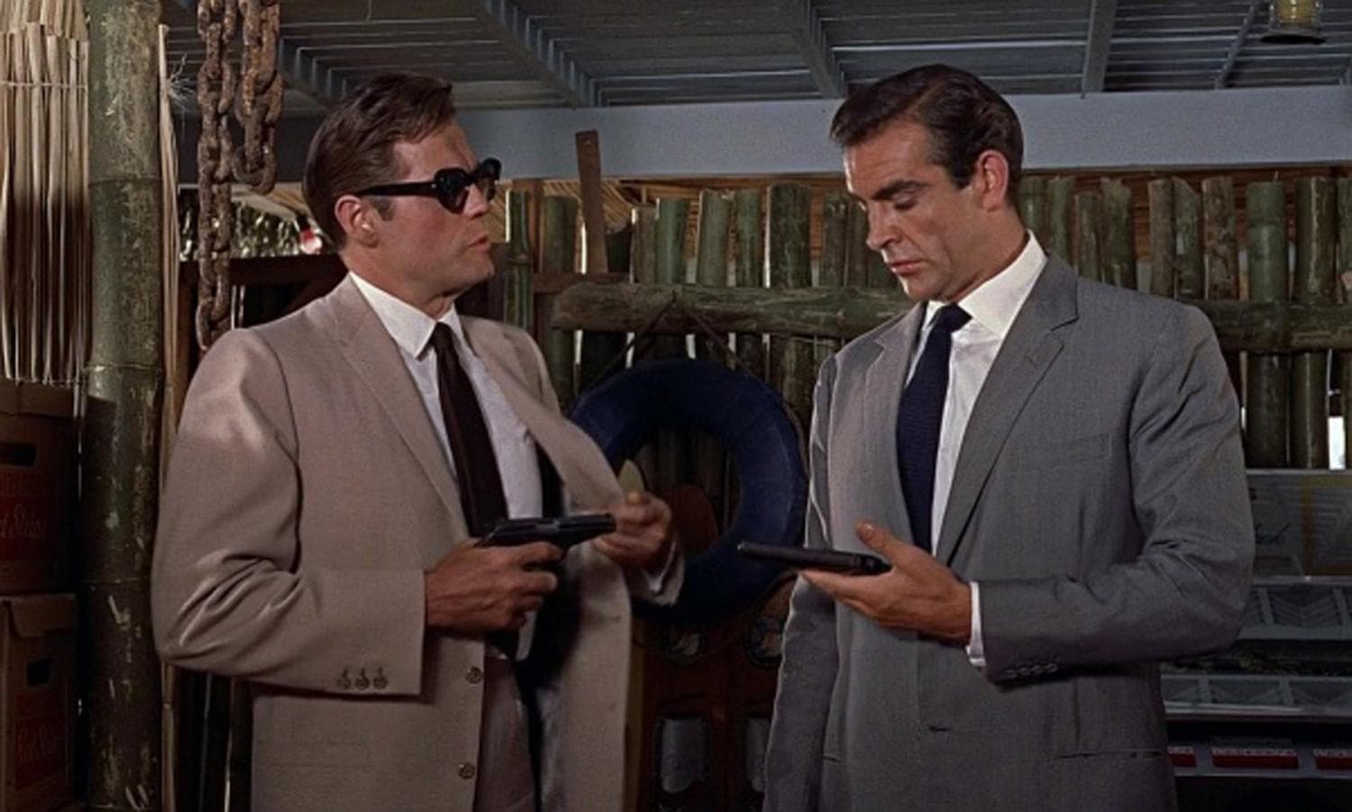Dal casco di Maverick alla pistola di James Bond, all’asta i cimeli di Hollywood