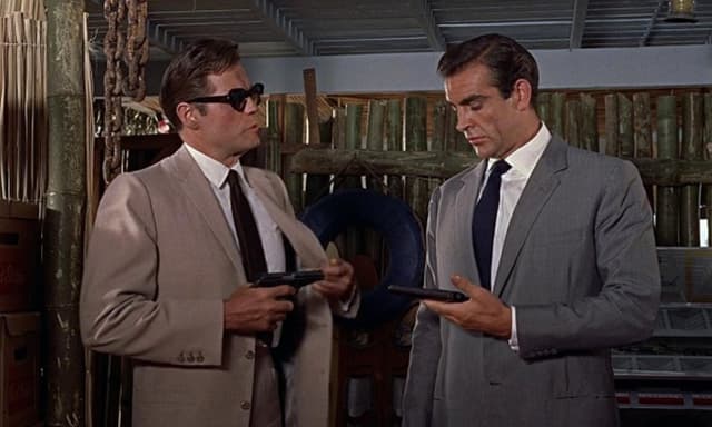 Dal casco di Maverick alla pistola di James Bond, all'asta i cimeli di Hollywood