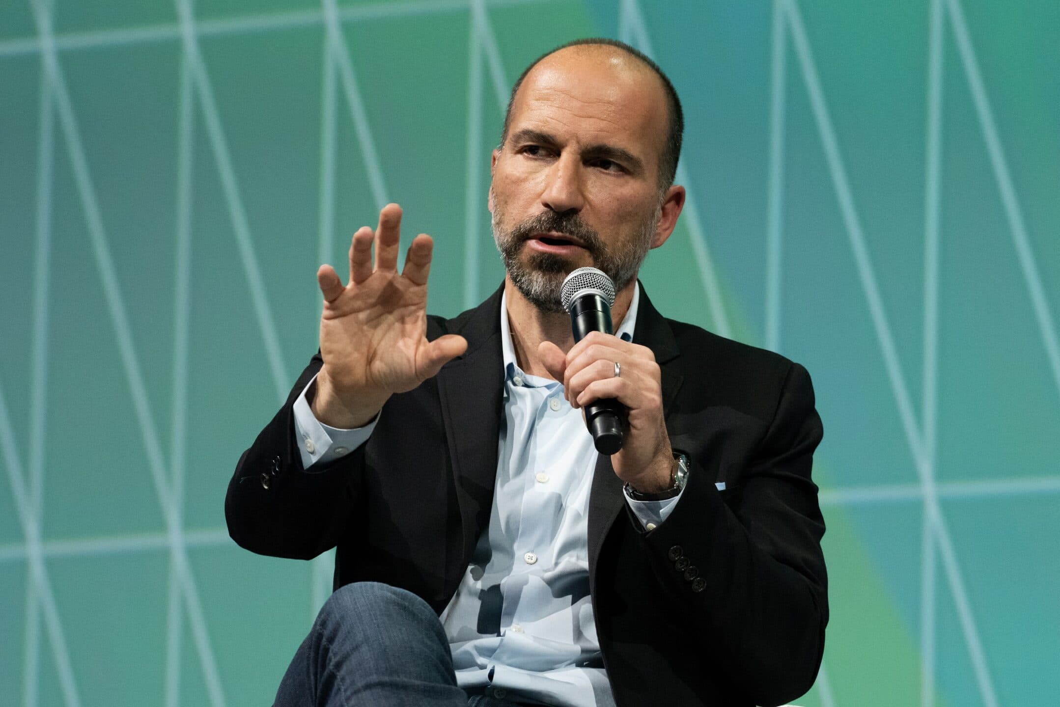 Uber cede la guida autonoma e i taxi volanti. Ma non smette di investire