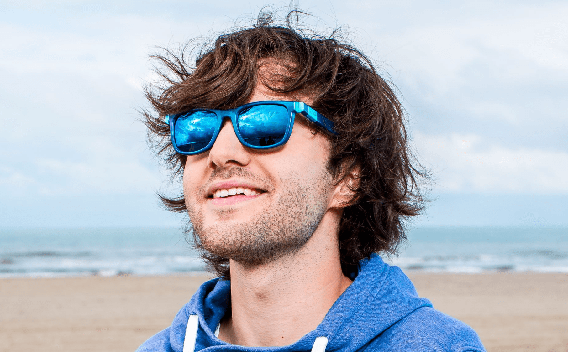 Chi è il 26enne che sta ripulendo gli oceani dalla plastica con la sua installazione galleggiante