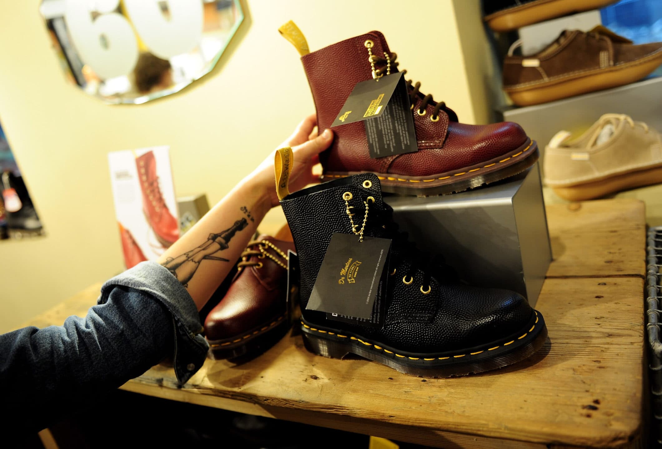 Dr. Martens verso la Borsa: lo scarpone cult prepara l'Ipo con Goldman Sachs e Morgan Stanley
