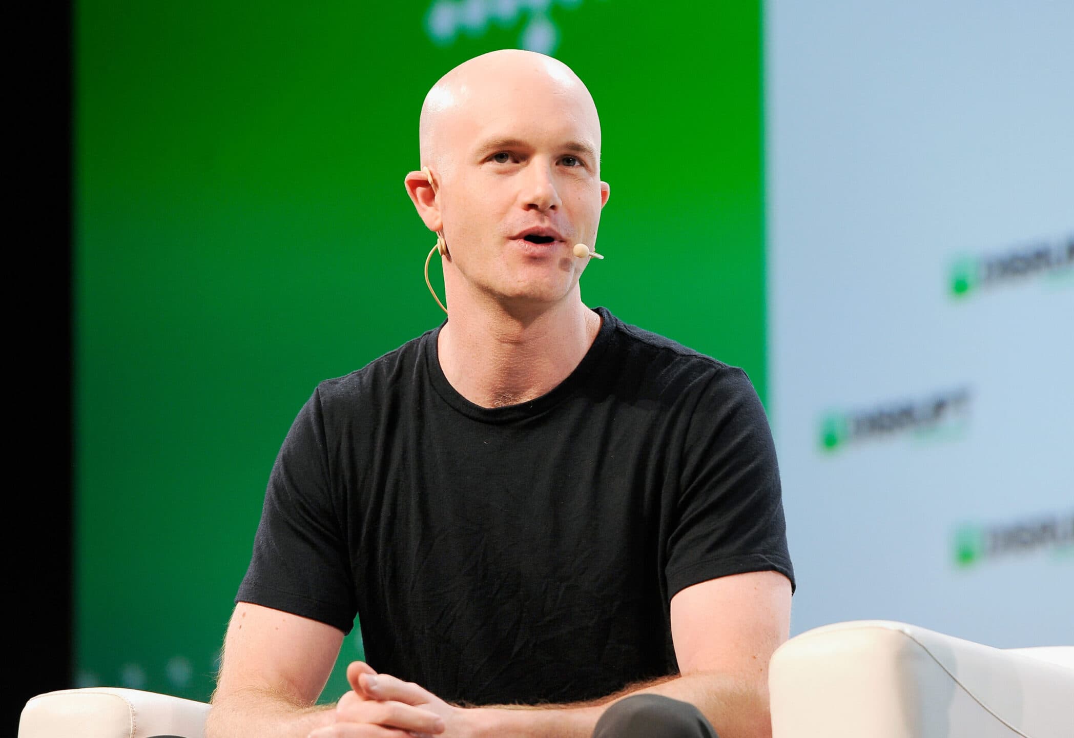 Il mondo delle criptovalute in crisi. E anche le azioni di Coinbase crollano in Borsa