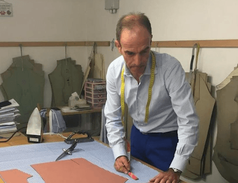 Il maestro artigiano che coltiva l'arte di fare camicie sartoriali