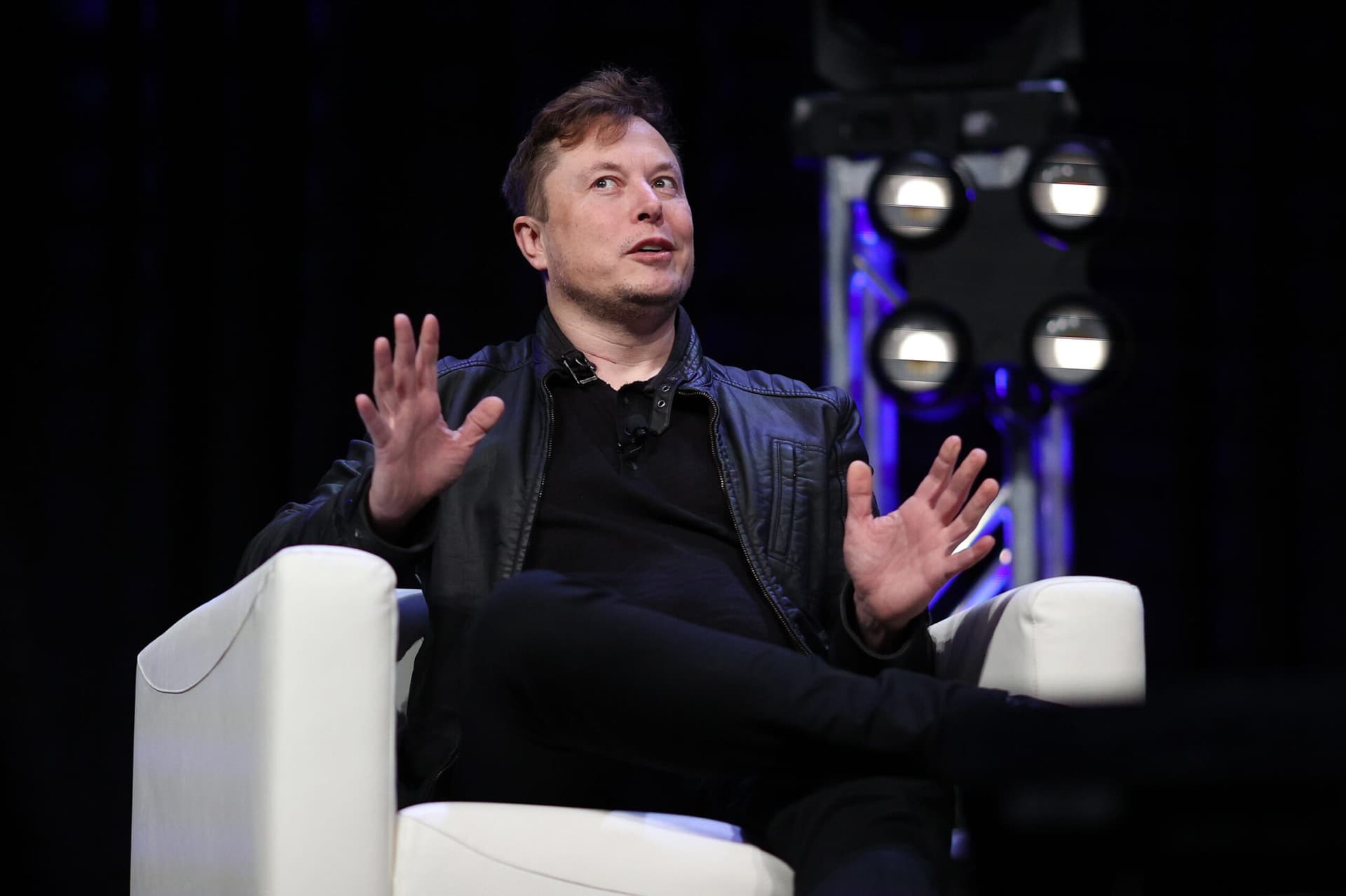 Elon Musk promette: “Entro il 2021 il primo chip Neuralink nel cervello umano”. E intanto fa giocare una scimmia ai videogame