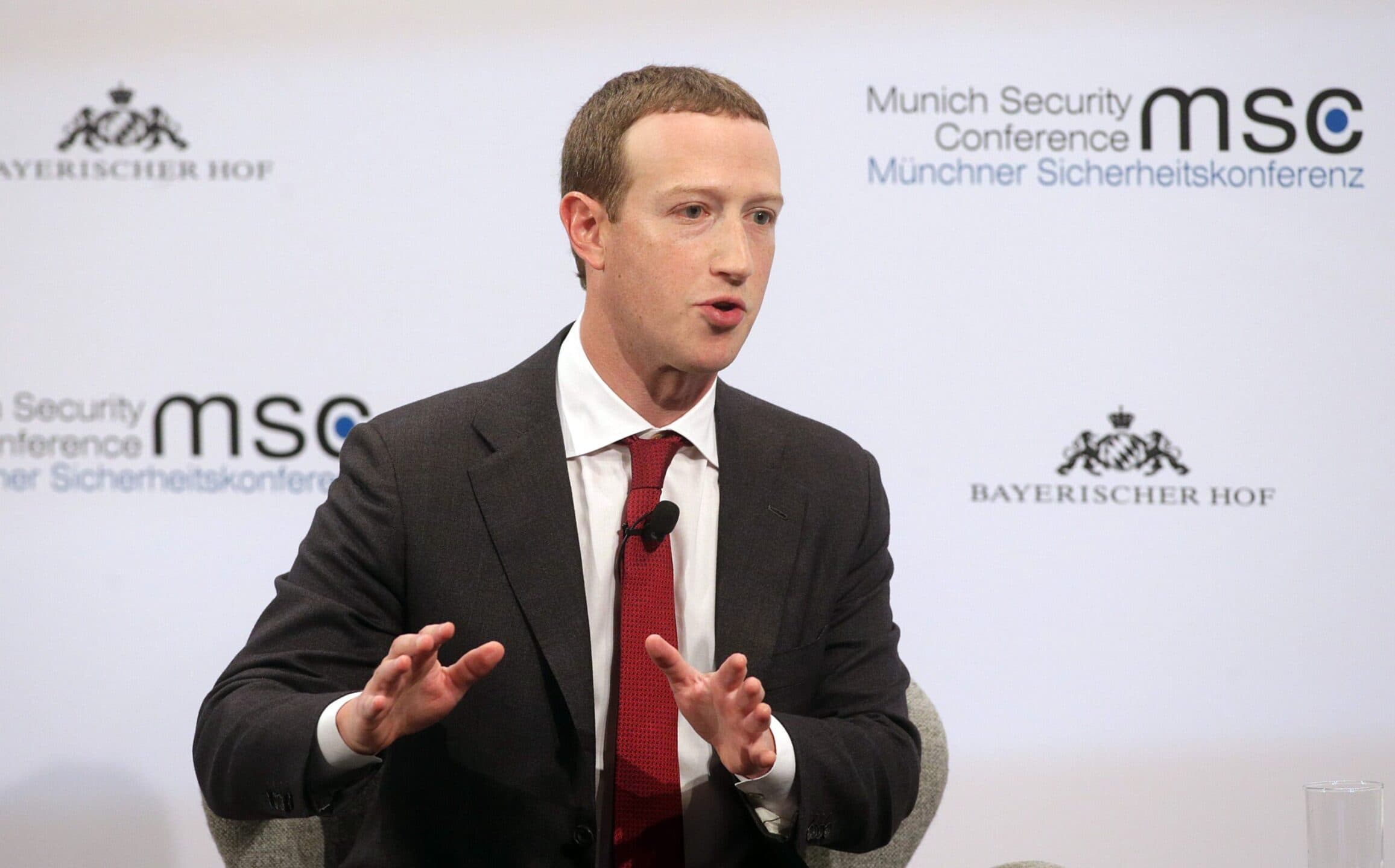 Mark Zuckerberg sfida Amazon, Google e Apple: Facebook costruirà il suo smartwatch