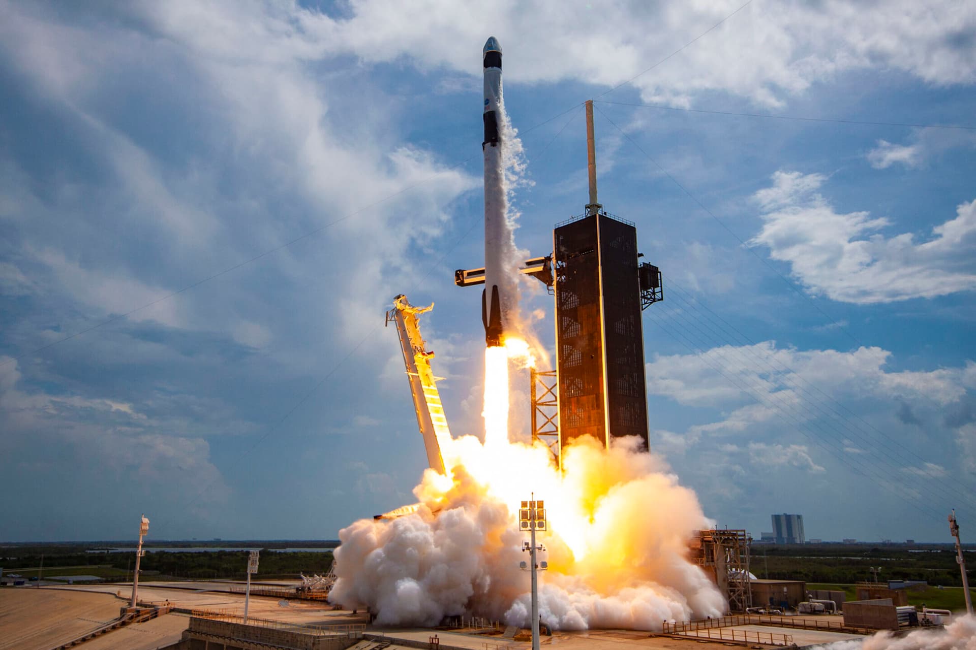Chi è il pilota di jet miliardario che volerà in orbita con SpaceX