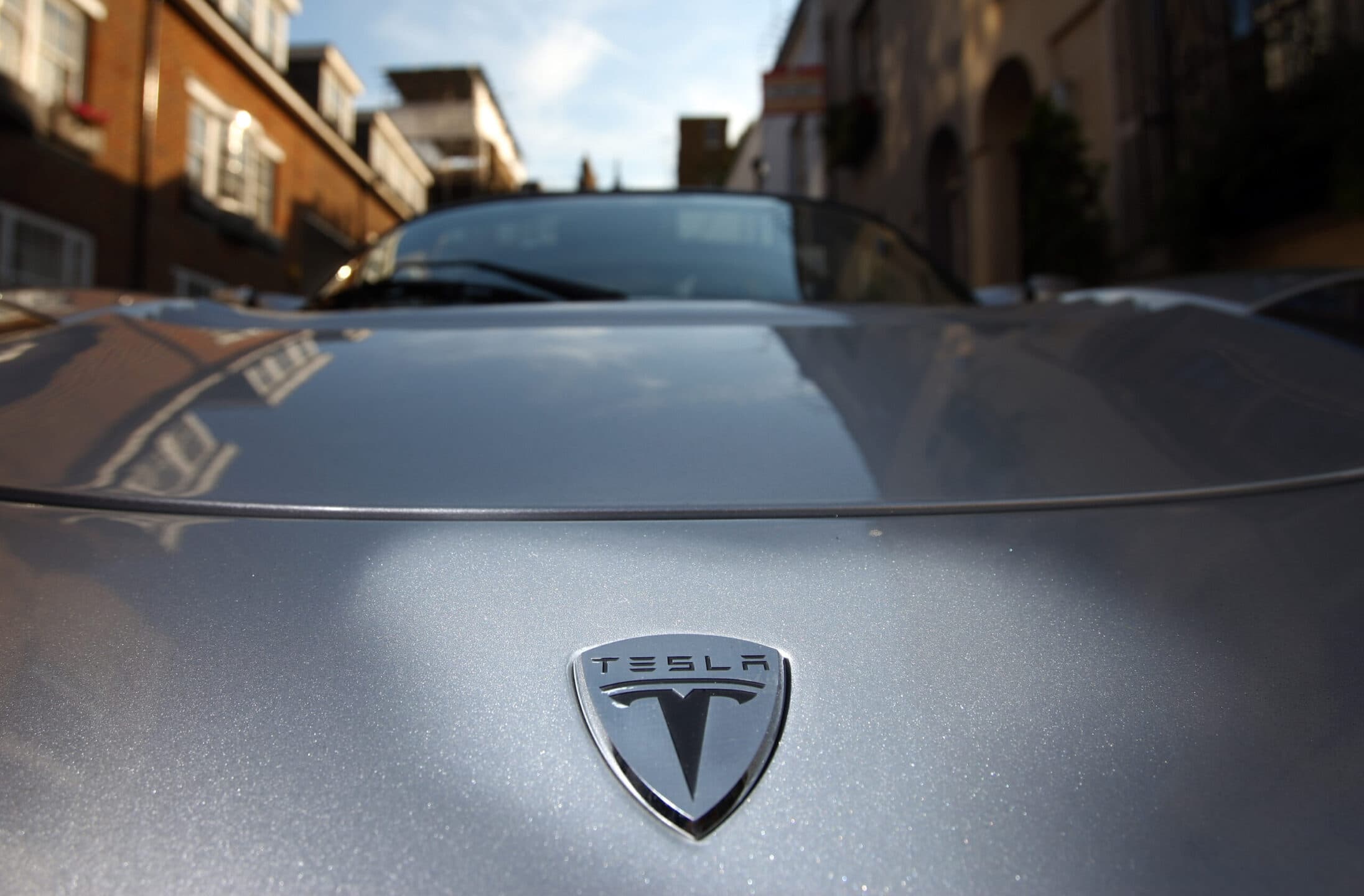 Addio alla chiave della macchina? Tesla, Apple e Samsung vogliono aprirla con lo smartphone