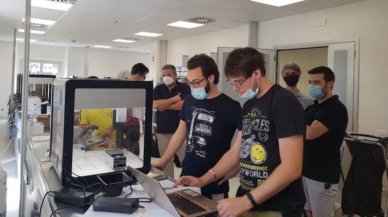 L’approccio open alla lotta al Covid: COVmatic, il sistema robotico di 30 giovani italiani che analizza 5mila tamponi al giorno