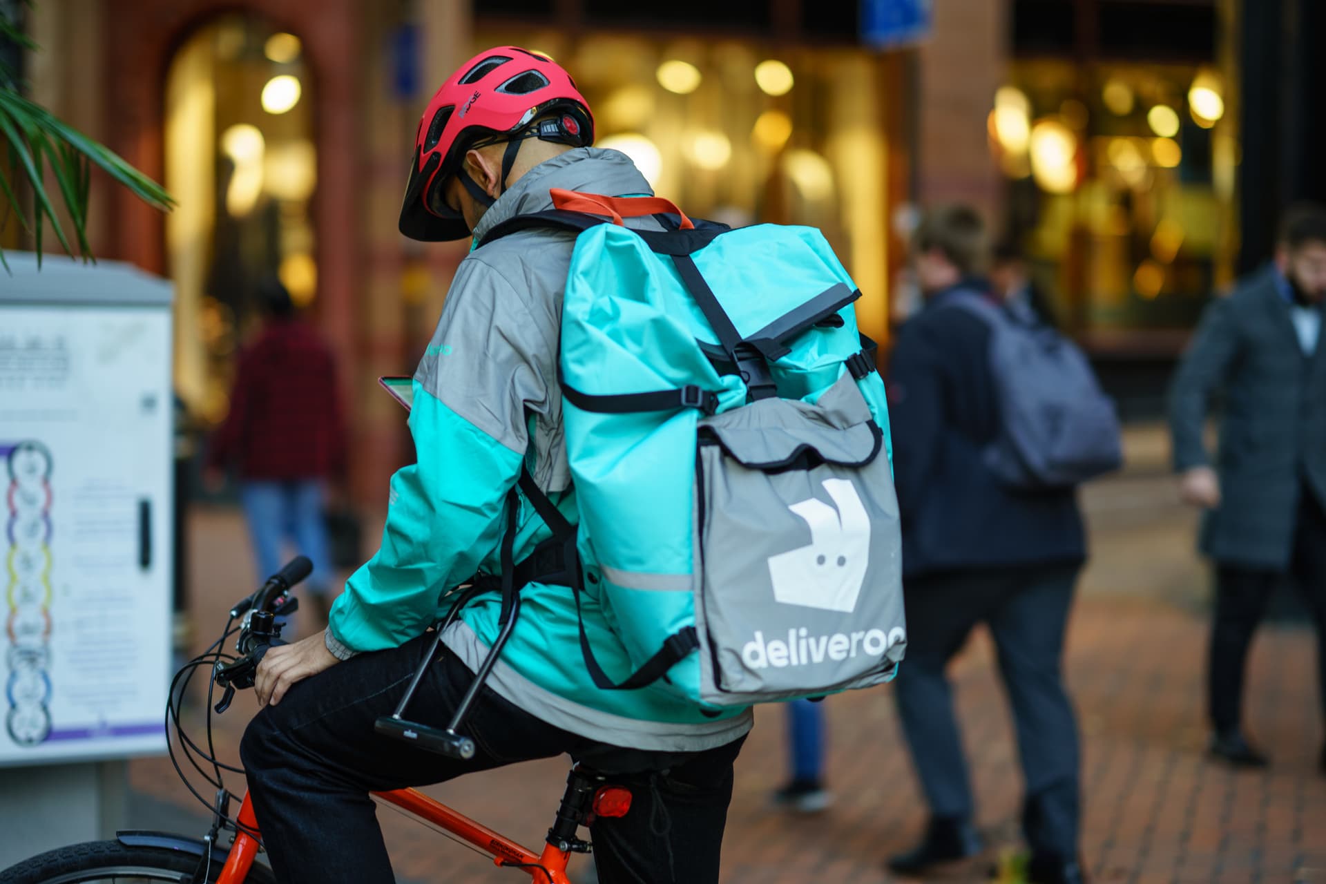 Deliveroo, il debutto in Borsa è amaro: le azioni crollano del 30%