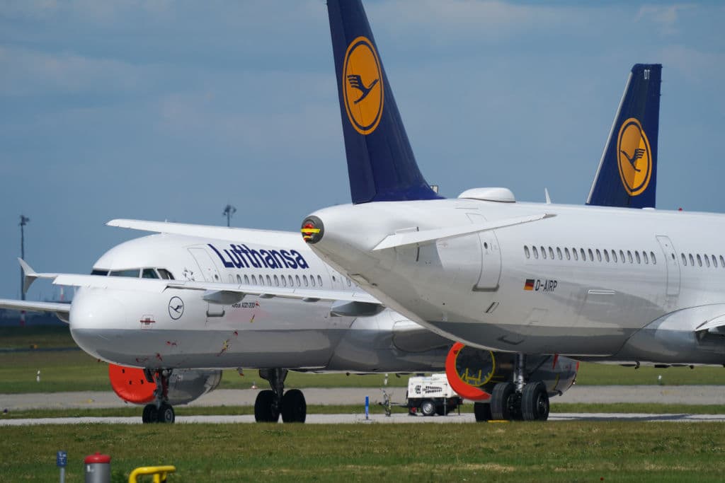 Lufthansa registra una perdita storica di 6,6 miliardi di dollari nel 2020. E chiede i passaporti vaccinale per salvare l’industria