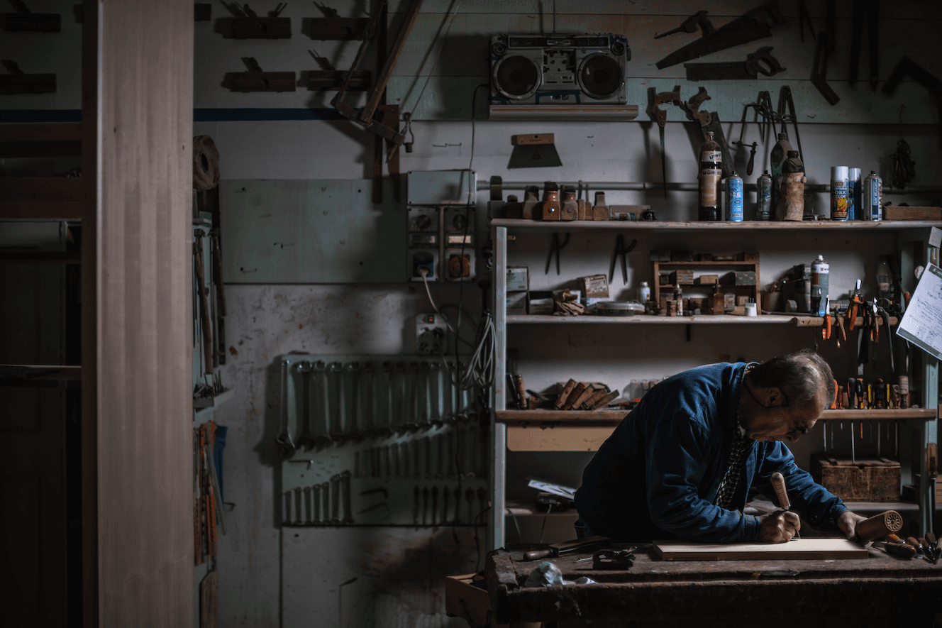 C’è una bottega di artigiani nel cuore della Sardegna che porta la lavorazione del metallo ai confini del design