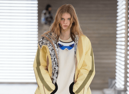 La sfilata dentro il Louvre: Louis Vuitton chiude così la fashion week femminile di Parigi