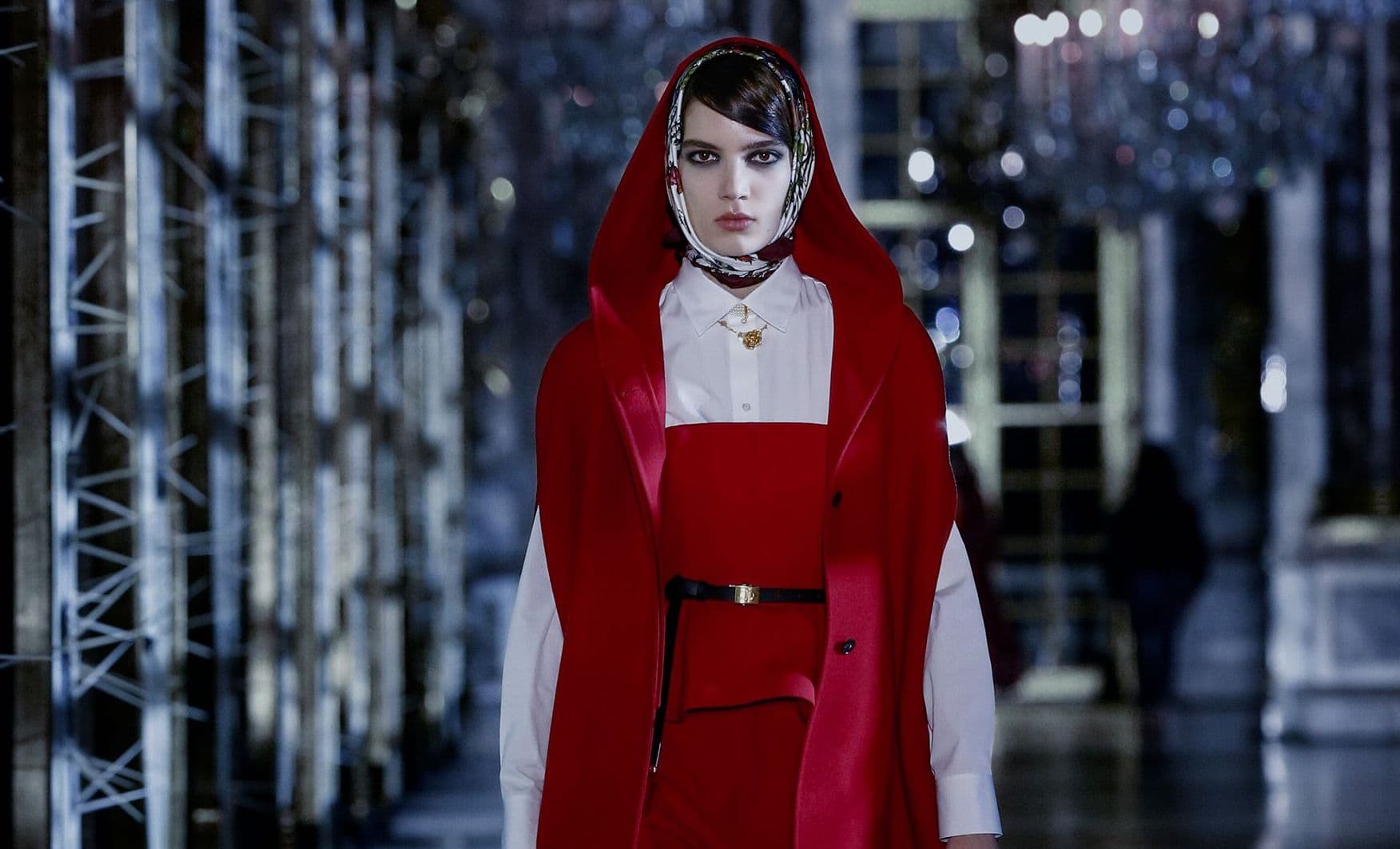 L’inverno da fiaba di Dior: a Versailles la collezione ispirata a Cappuccetto Rosso e Alice nel Paese delle Meraviglie