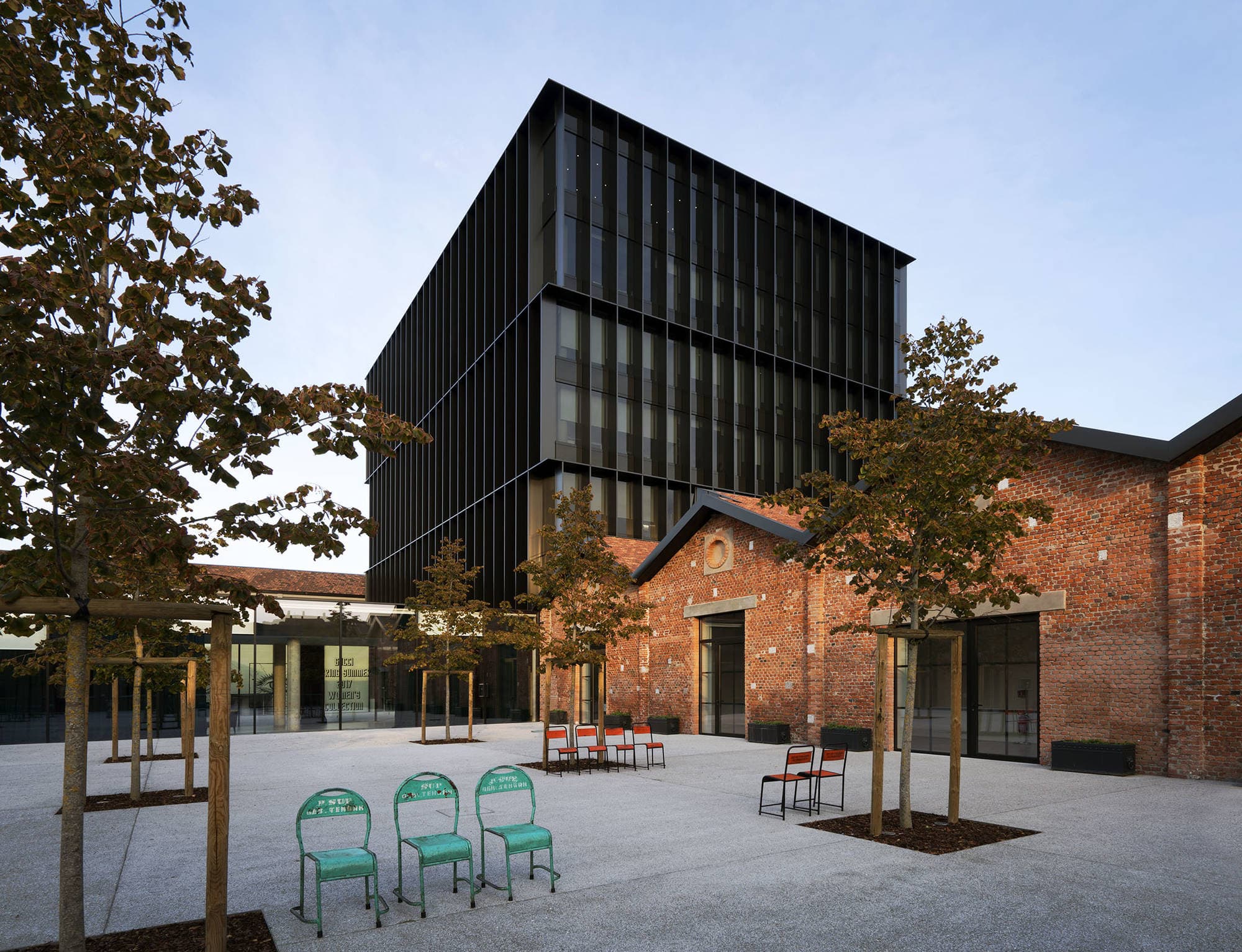 Dopo Cucinelli, anche Armani e Gucci trasformano i propri spazi in centri vaccinali