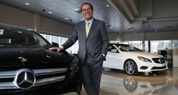 La storia di Herb Chambers, il miliardario delle auto che ritirava carrelli nei parcheggi dei supermercati