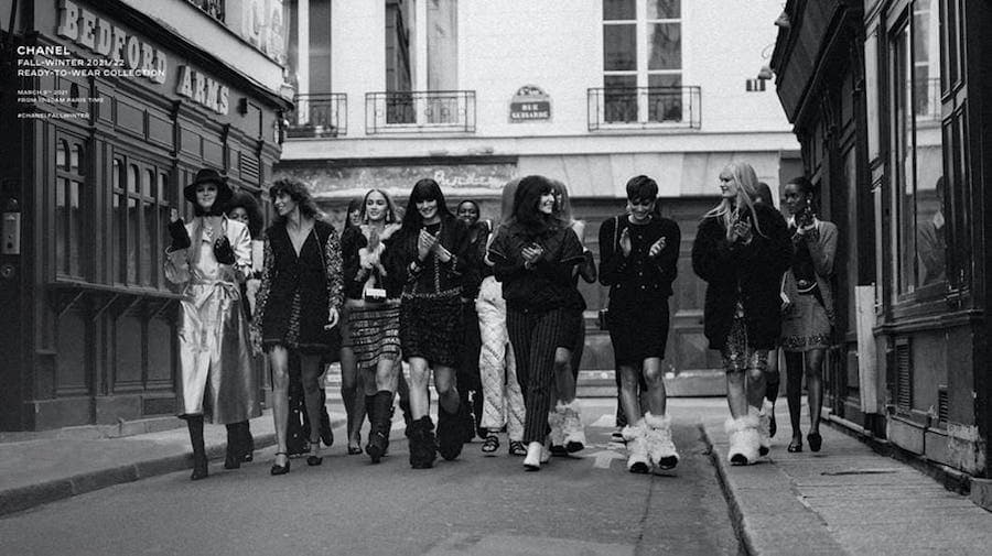 Chanel sfila alla Paris Fashion Week con la nuova collezione firmata Virginie Viard, tra souvenir anni '60 e '80