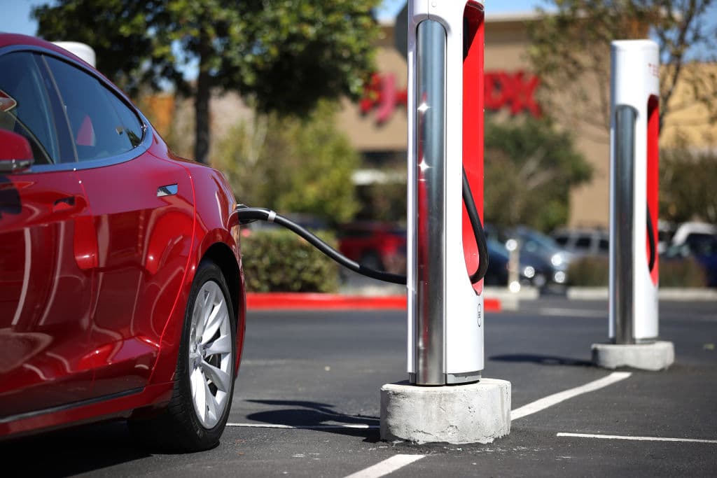 Basta benzina e gasolio: una cittadina della California vieta di costruire distributori