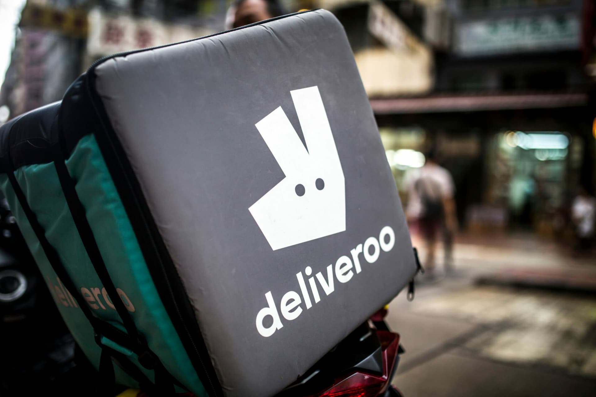 Deliveroo conferma l’Ipo a Londra in un’operazione da 7 miliardi di sterline. E arrivano i bonus ai suoi 36mila rider