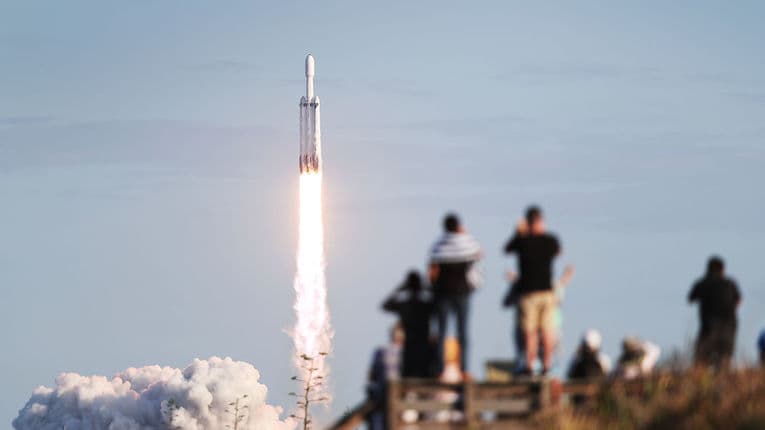 “Offro biglietti per la Luna”: un miliardario giapponese cerca otto “persone creative” per la missione di SpaceX