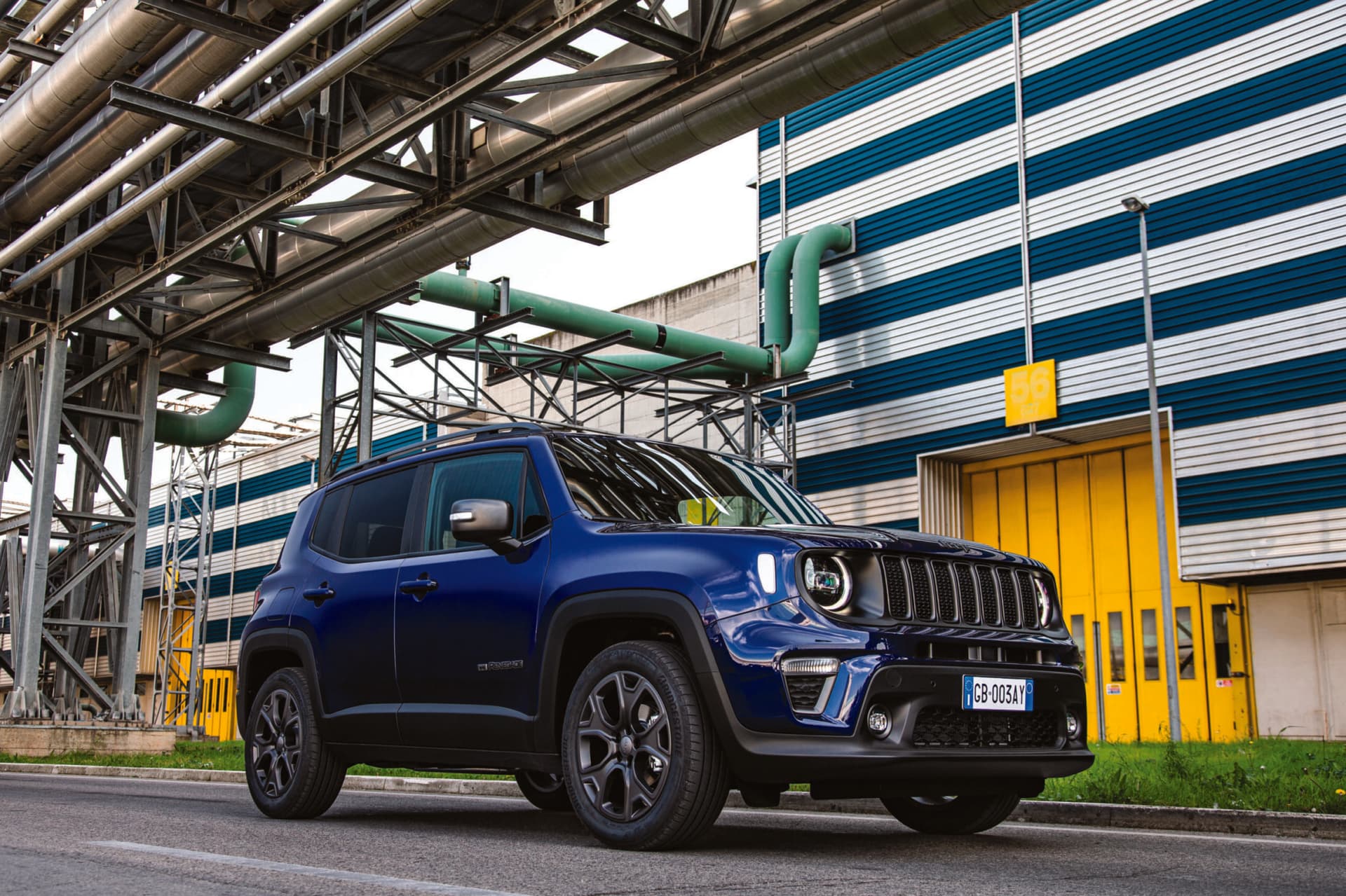 Jeep compie 80 anni e festeggia con la Renegade 4xe, simbolo del passaggio all’elettrificazione e alla connettività