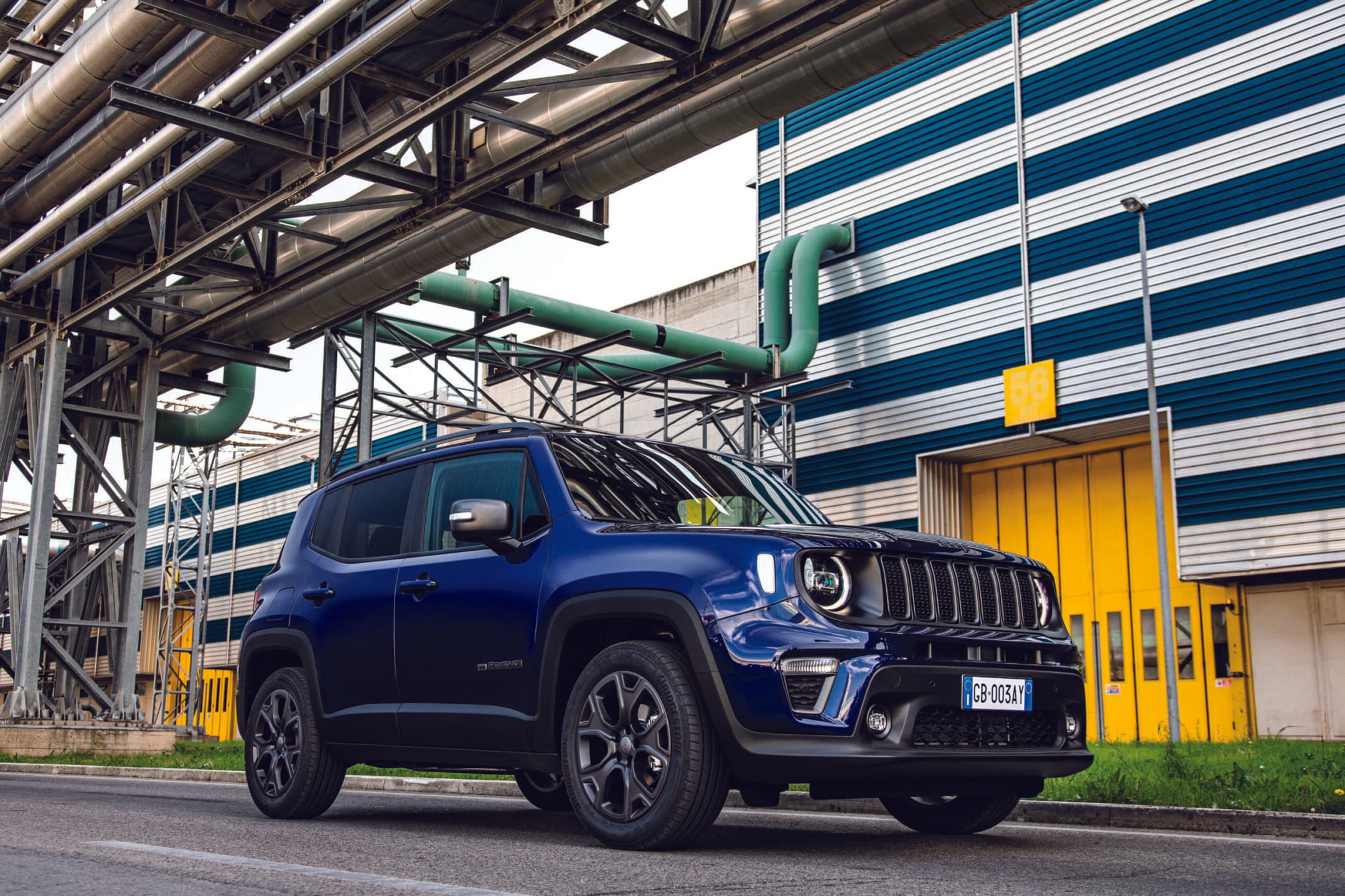 Jeep compie 80 anni e festeggia con la Renegade 4xe, simbolo del passaggio all'elettrificazione e alla connettività