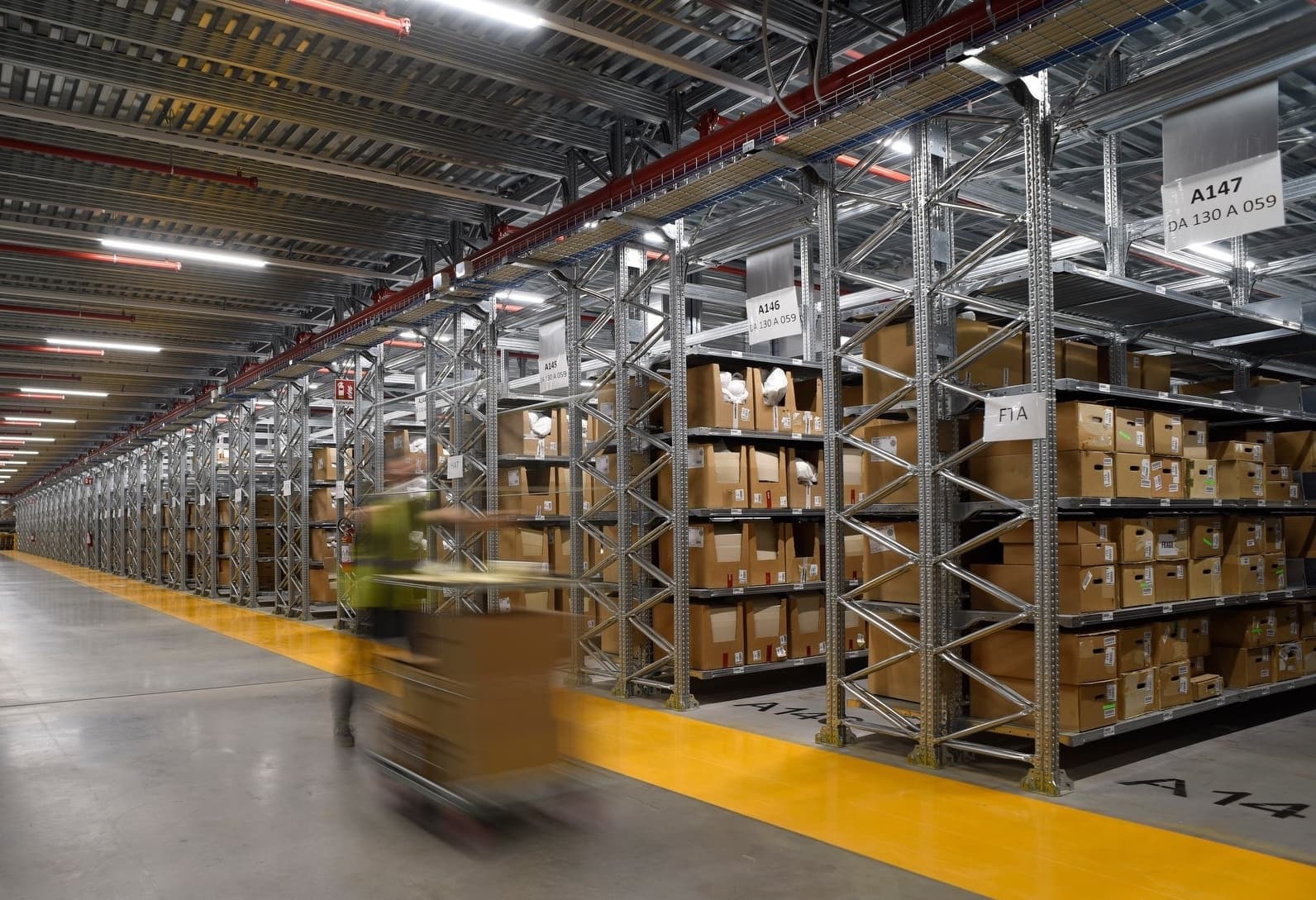 “Il più grande investimento in Italia del nostro gruppo": Kering  apre a Novara il nuovo polo logistico globale