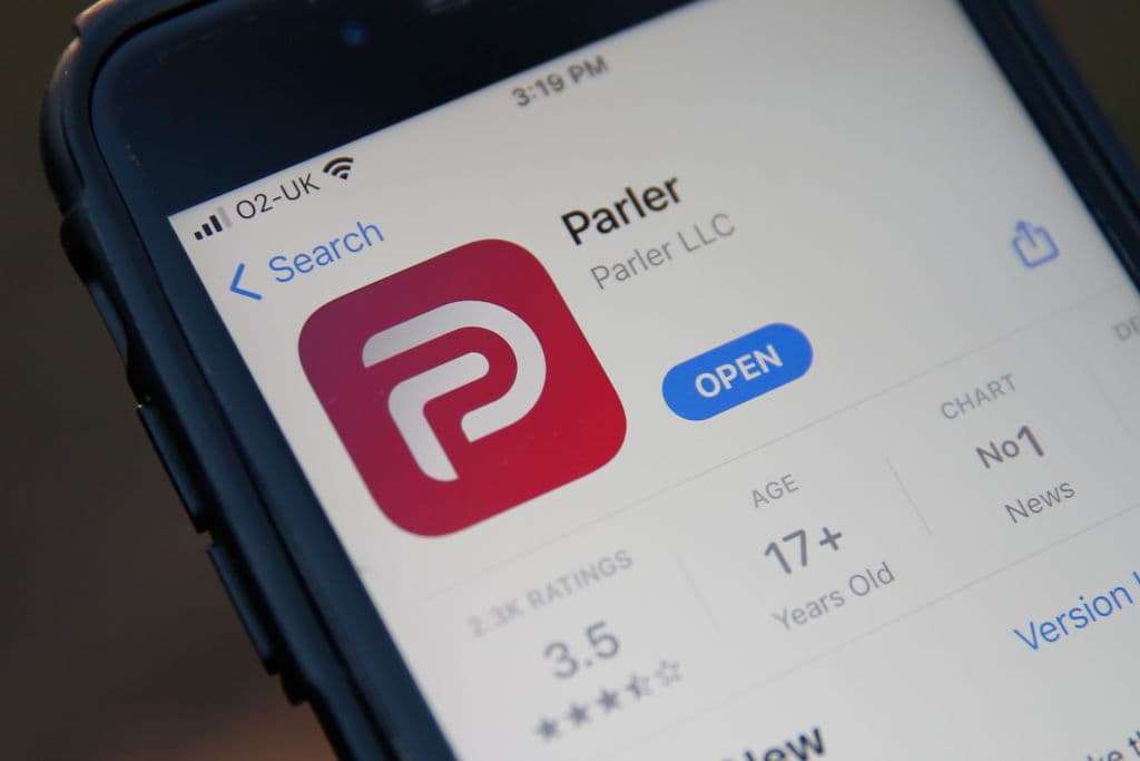 Parler, il social che piace all'estrema destra tornerà disponibile su Apple Store