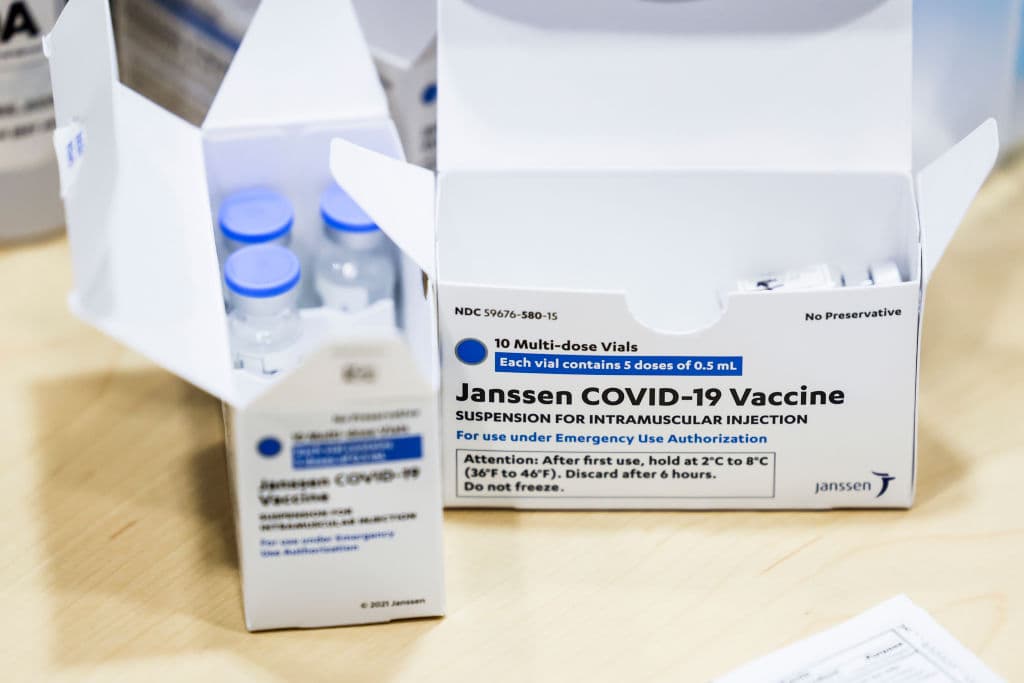 Johnson & Johnson, arrivano le prime dosi di vaccino in Italia. Ma negli Usa viene sospeso