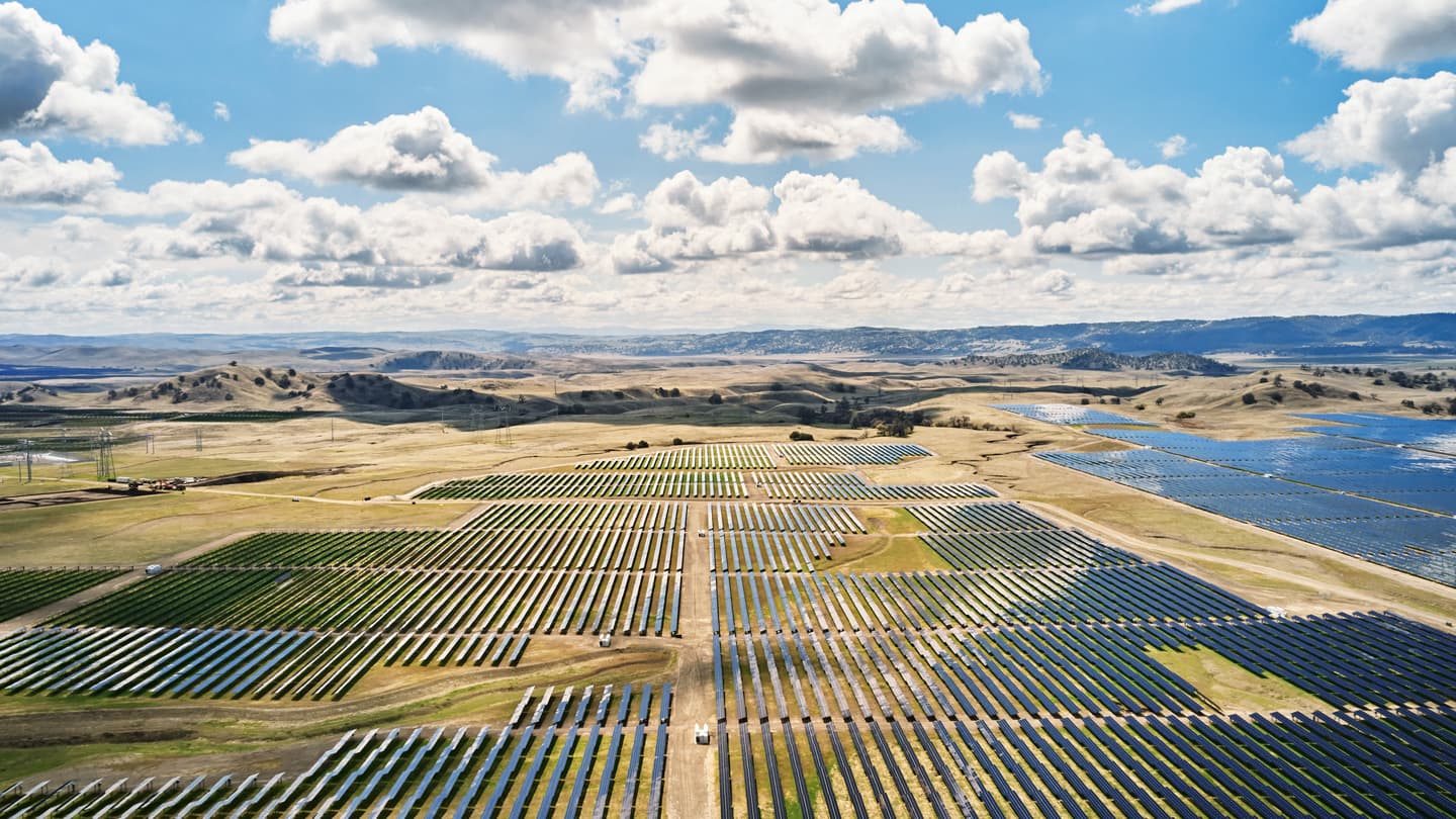 Apple userà batterie Tesla in un parco solare californiano. Ma preferisce non farlo sapere