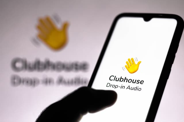 Clubhouse alza la voce: effetto surround per resuscitare le nuove iscrizioni