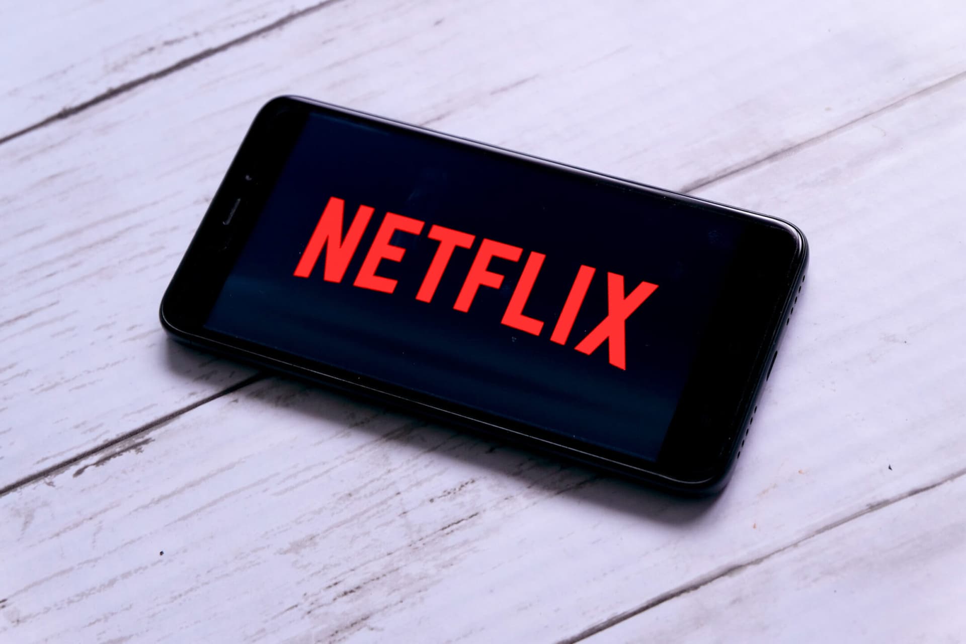 Netflix, nuovi abbonamenti inferiori alle aspettative e contenuti troppo leggeri: il titolo scivola dell’11%
