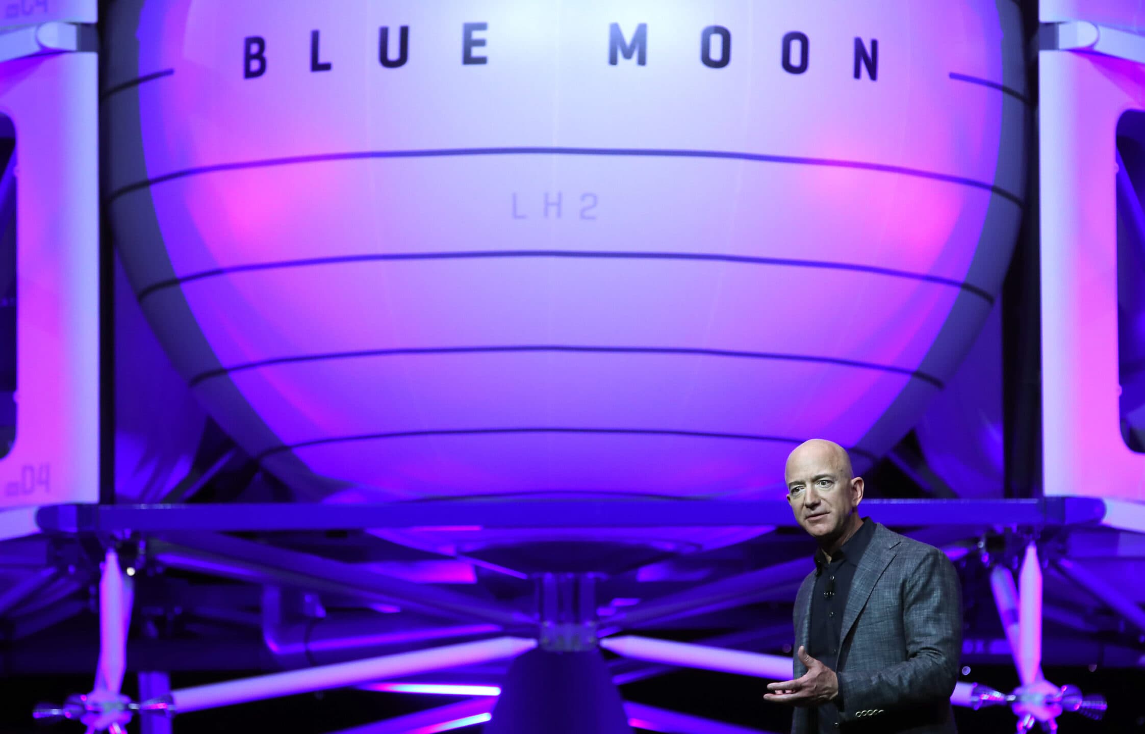 Amazon sfida Starlink: lanciati due prototipi di satelliti per la connessione internet