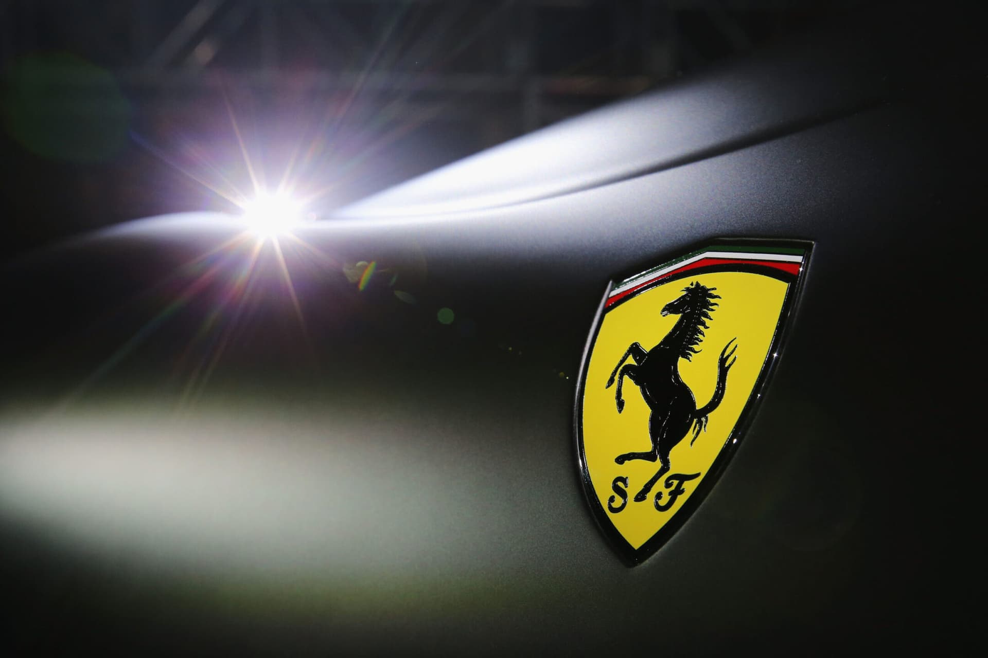 Gli italiani sognano la Ferrari: tre su quattro vorrebbero lavorare a Maranello