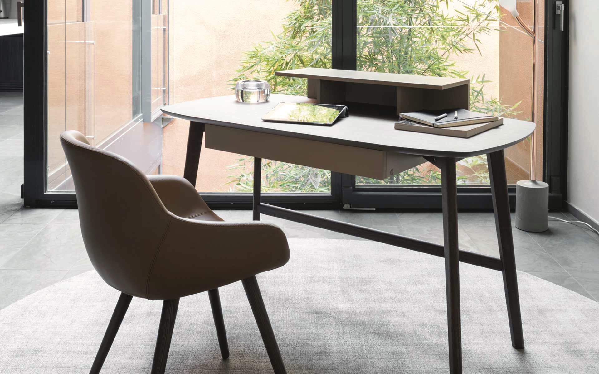 Sedie, luci e device: come trasformare la propria casa in un comodo ufficio