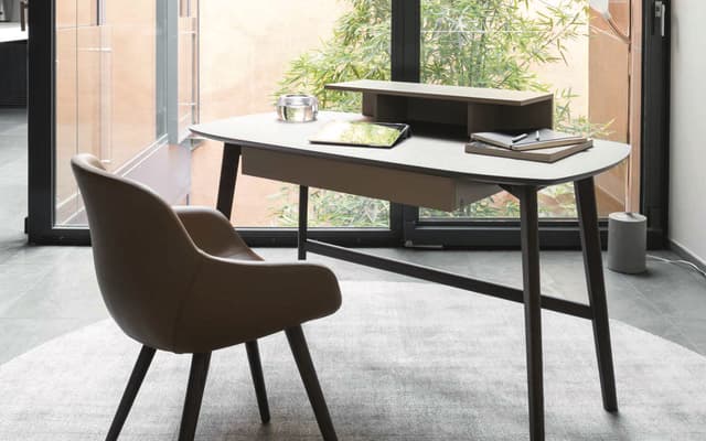 Sedie, luci e device: come trasformare la propria casa in un comodo ufficio