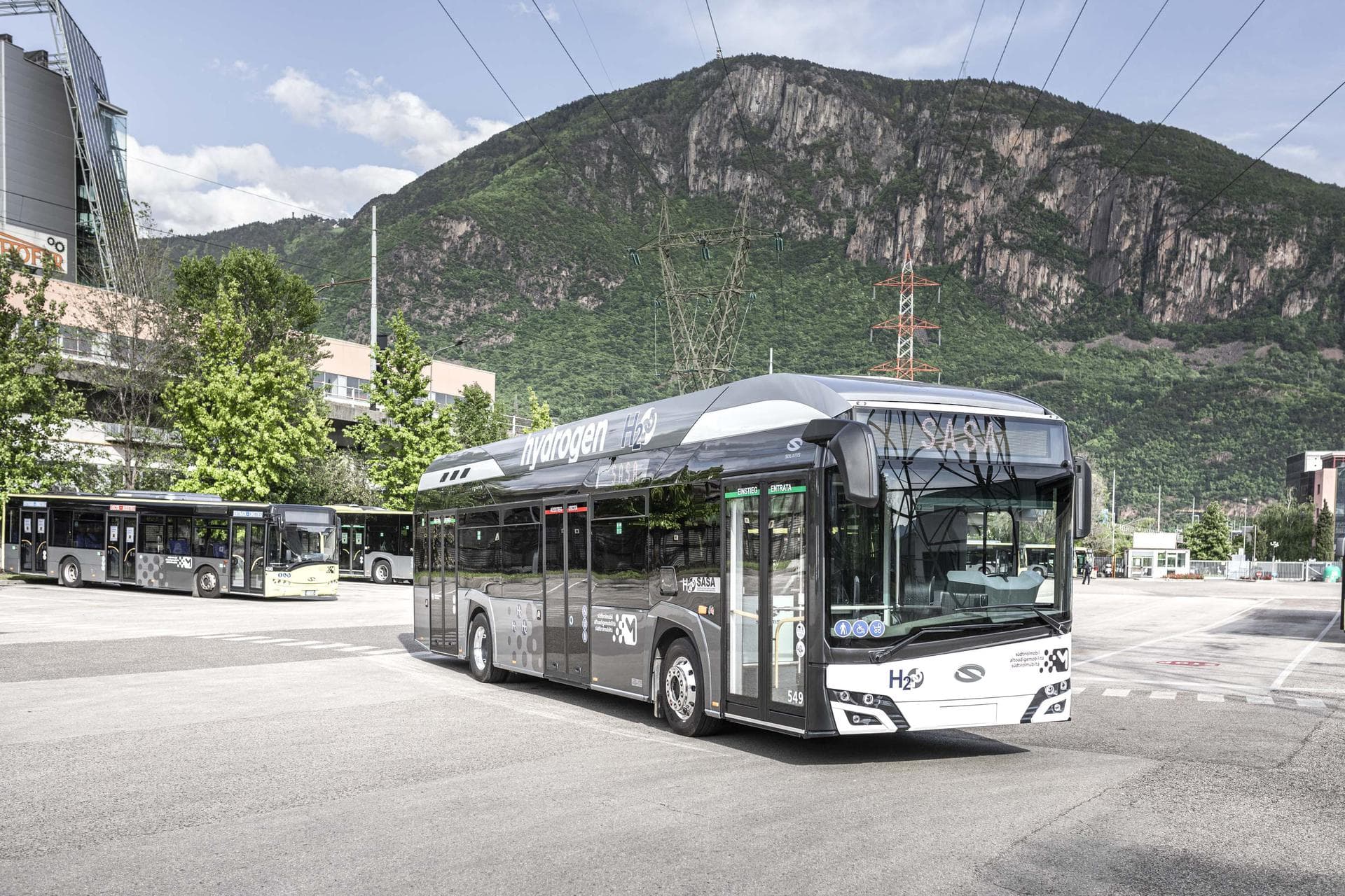 Arriva a Bolzano la prima flotta italiana di ecobus: gli unici prodotti di scarto sono calore e vapore acqueo