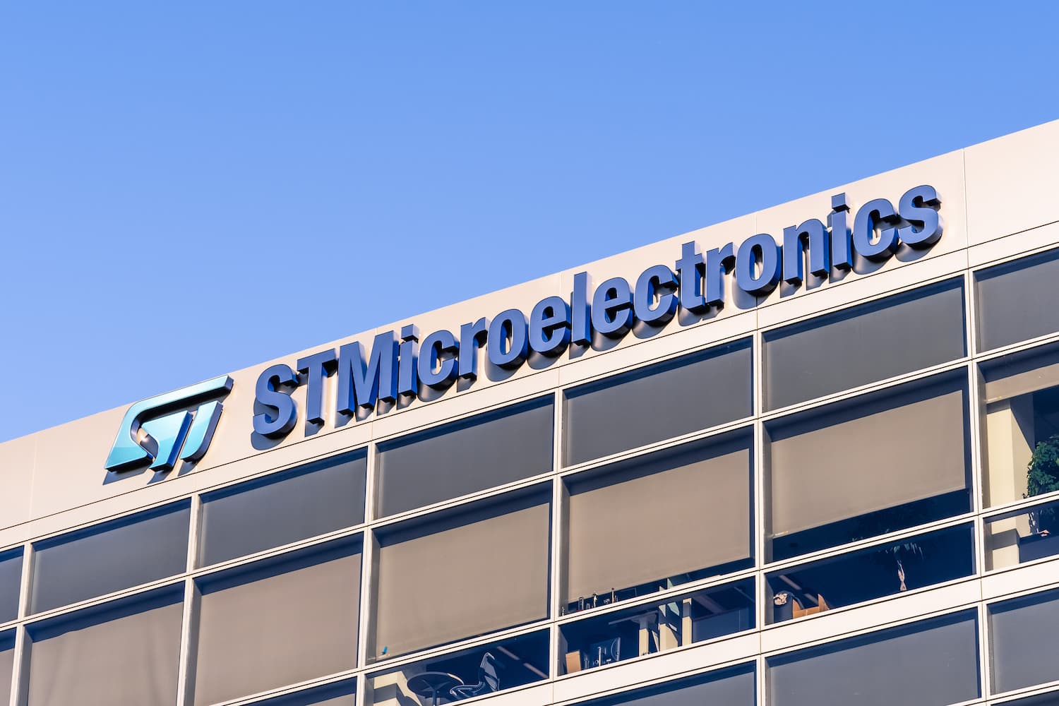 STMicroelectronics assume 700 specialisti in Brianza: investimento da 2 miliardi di dollari per chip ad alta performance