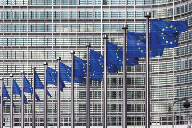 L’Ue multa Apple per 570 milioni di dollari e Meta per 228 milioni per violazioni antitrust