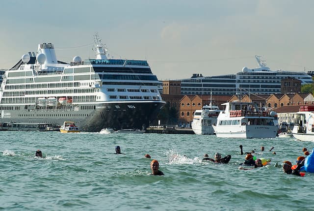 Addio alle grandi navi a Venezia. Ecco quanto vale l'indotto della crocieristica per la città