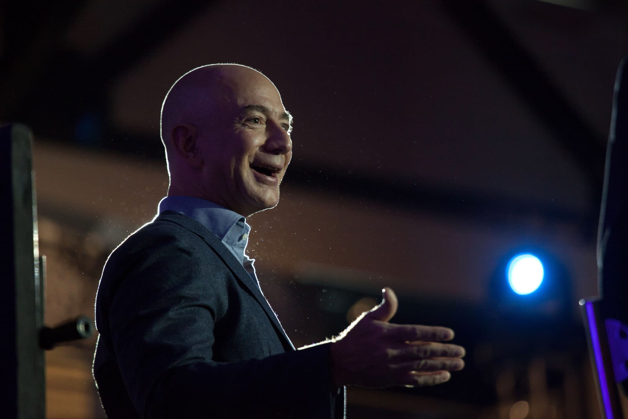 L'ultimo giorno di Jeff Bezos come ceo di Amazon: ecco come è diventato il più ricco del mondo