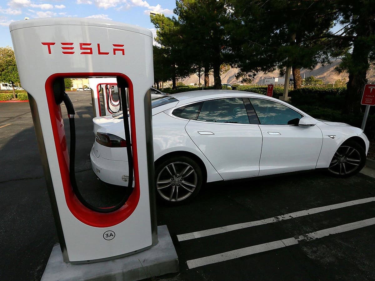 Le azioni Tesla sono da comprare, nonostante il business dei veicoli elettrici sia “notevolmente sopravvalutato”. Il giudizio degli analisti