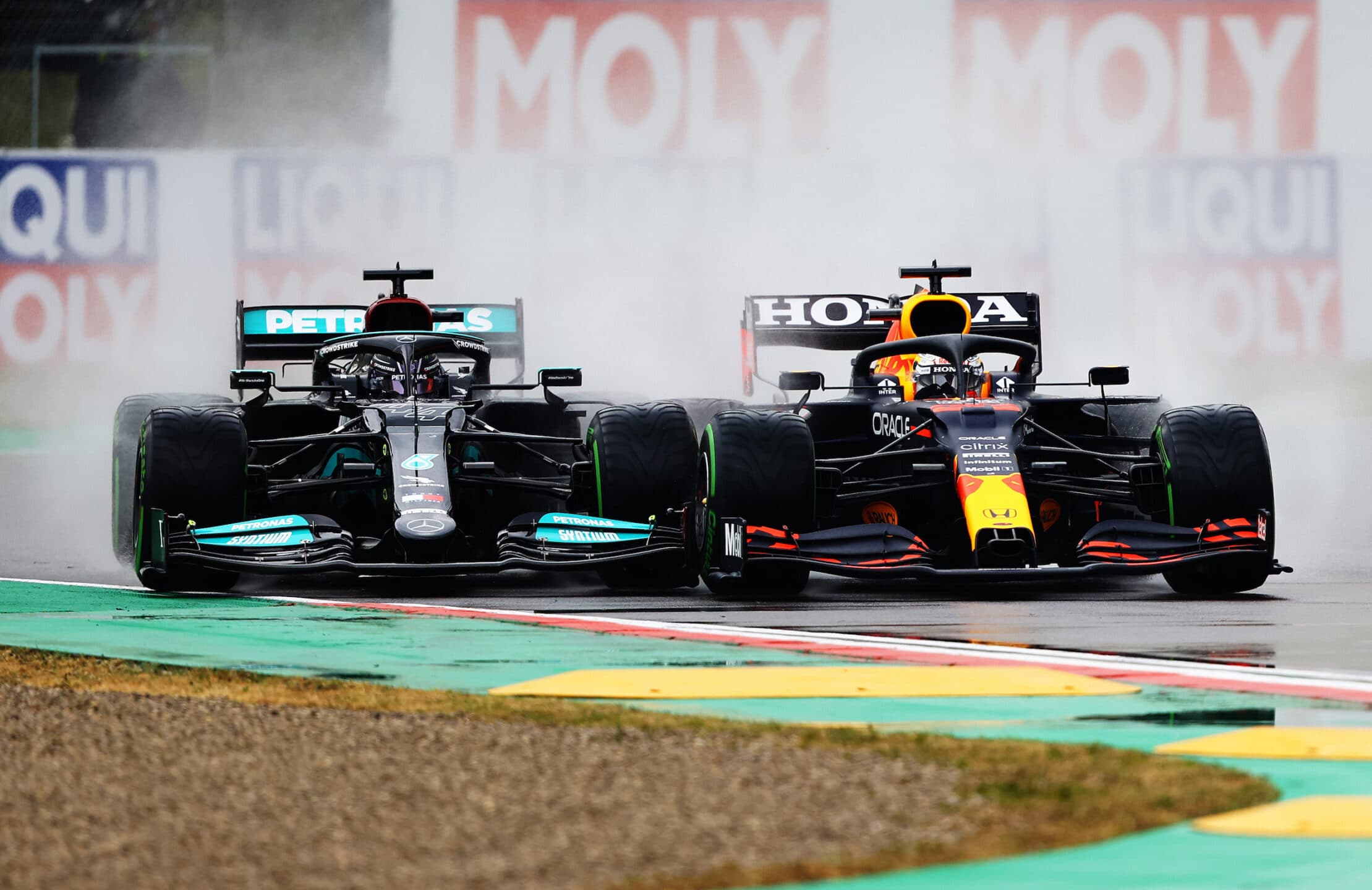 Chi sono e quanto guadagnano i piloti più pagati della Formula 1: dominano Hamilton e Verstappen