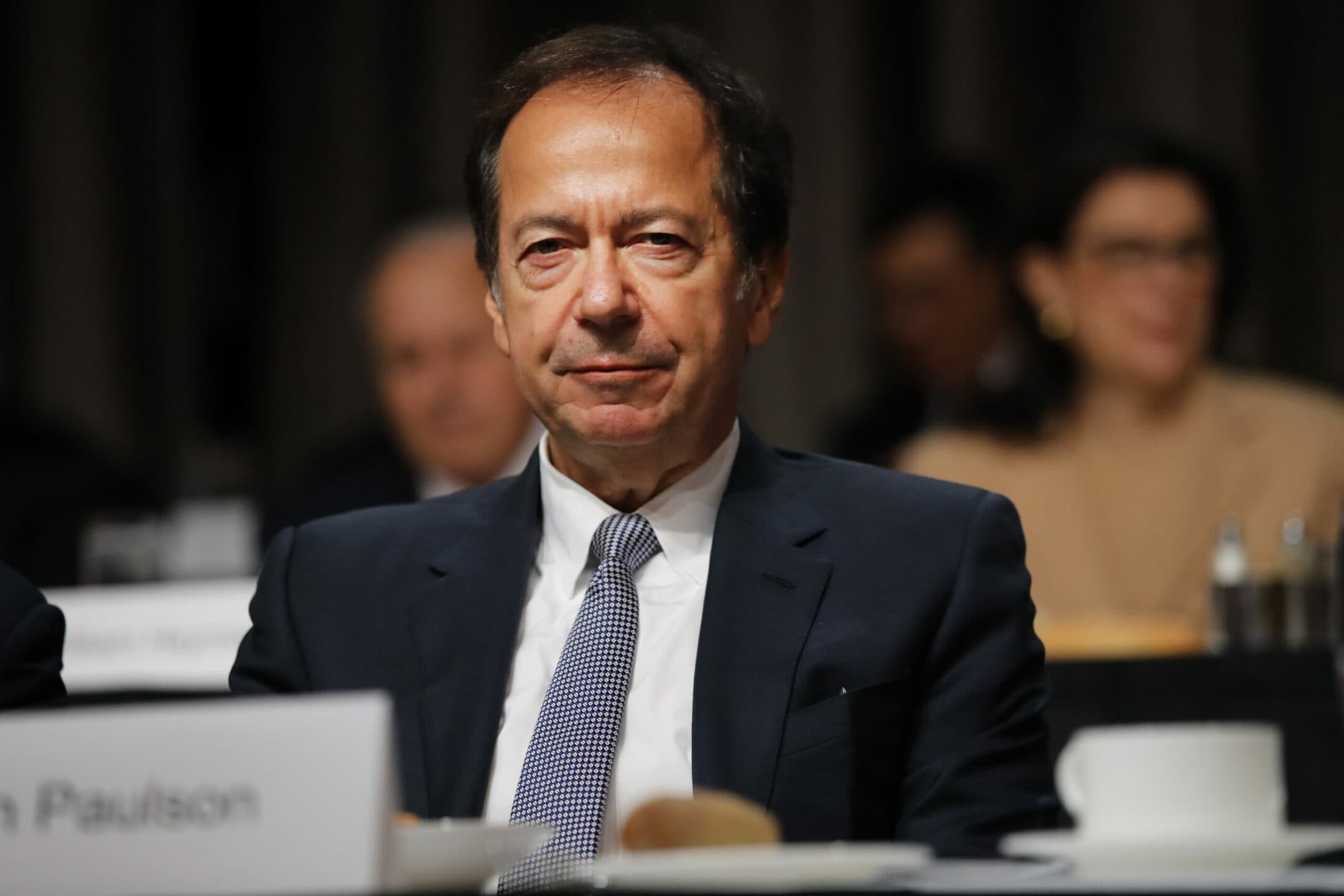 "Non investite in bitcoin, puntate sull'oro": il miliardario John Paulson affossa le criptovalute