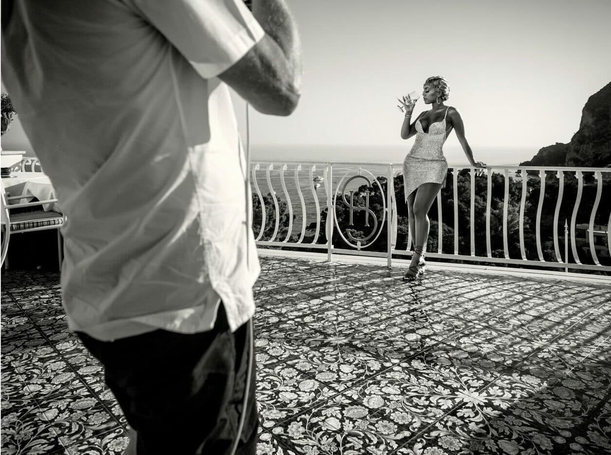 Il Calendario Pirelli 2022 suona il rock con le foto di Bryan Adams. L'intervista all'artista canadese e il backstage