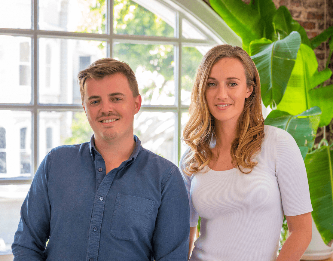 Questi due americani hanno creato il primo dispenser al mondo di disinfettante in plastica riciclata