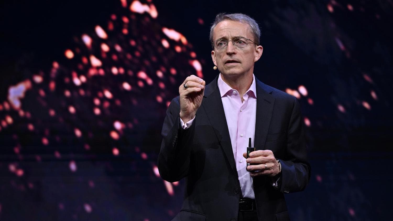 Intel sfida la crisi dei chip: "80 miliardi di euro in 10 anni per produrli in Europa"