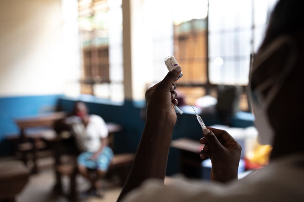 Moderna investe 500 milioni di dollari per produrre i vaccini in Africa