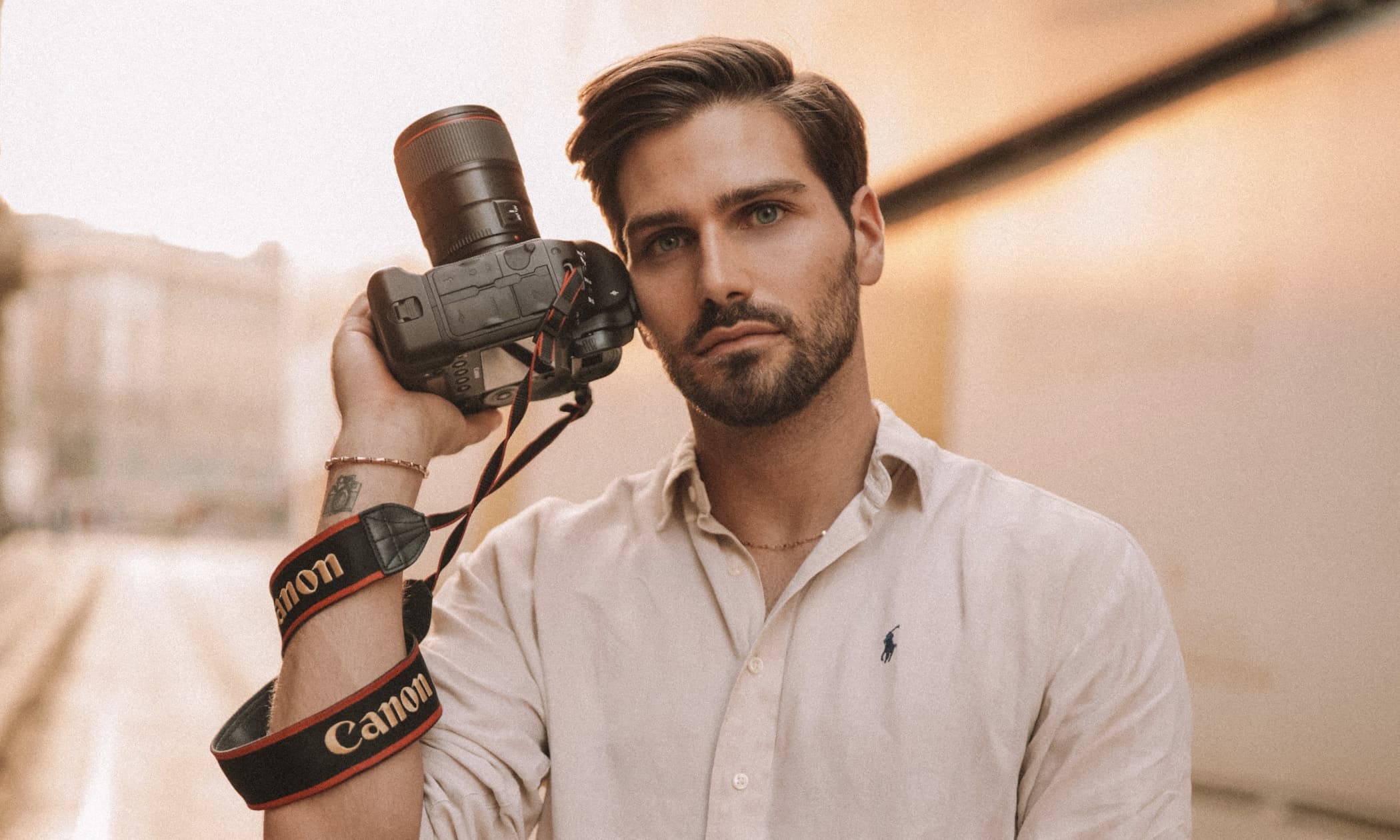 Scatti in sfumature d'arancio: così questo fotografo di moda abruzzese immortala modelle e influencer di tutto il mondo